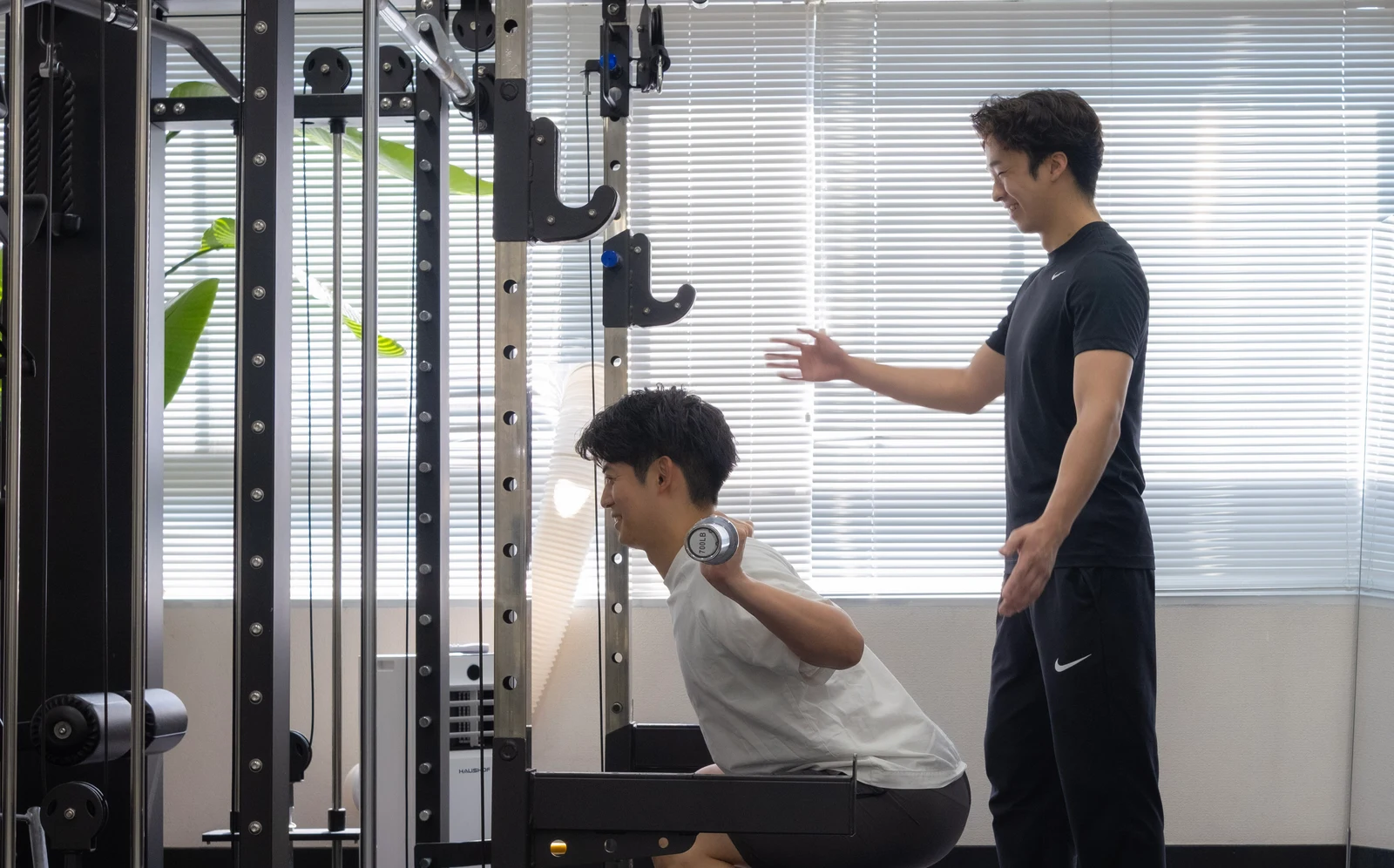RICHEのジムでトレーナーとスクワットに取り組む様子